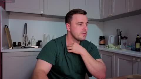 Snapshot of dosilasa chatting on 09/17/25, 10:33 Sasha online show from 09/17/25, 10:33