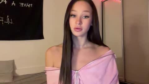 Snapshot of doublesees chatting on 10/10/25, 01:32 MOLLYYYY dont forget to give me a thumb up online show from 10/10/25, 01:32