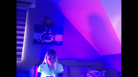 Snapshot of dreamcatcherfantasy chatting on 12/22/24, 07:22 A girl online show from 12/22/24, 07:22