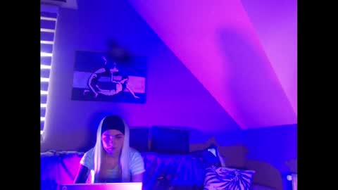 Snapshot of dreamcatcherfantasy chatting on 01/28/25, 07:43 A girl online show from 01/28/25, 07:43