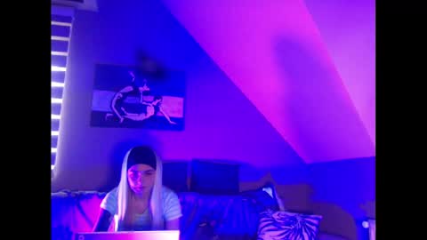 Snapshot of dreamcatcherfantasy chatting on 01/28/25, 10:45 A girl online show from 01/28/25, 10:45