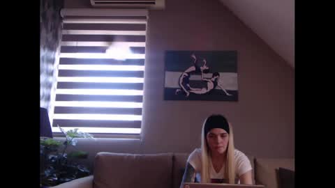 Snapshot of dreamcatcherfantasy chatting on 02/19/25, 08:22 A girl online show from 02/19/25, 08:22