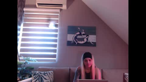 Snapshot of dreamcatcherfantasy chatting on 02/21/25, 08:07 A girl online show from 02/21/25, 08:07