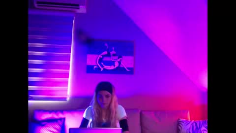 Snapshot of dreamcatcherfantasy chatting on 02/26/25, 07:53 A girl online show from 02/26/25, 07:53