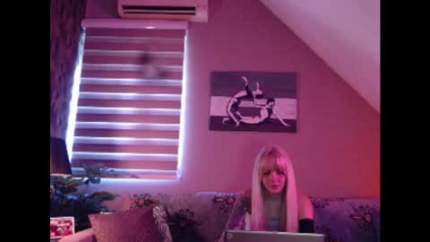 Snapshot of dreamcatcherfantasy chatting on 02/28/25, 09:15 A girl online show from 02/28/25, 09:15