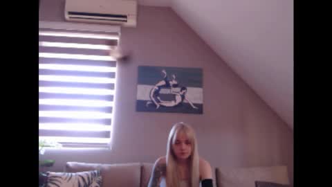 Snapshot of dreamcatcherfantasy chatting on 03/10/25, 07:53 A girl online show from 03/10/25, 07:53