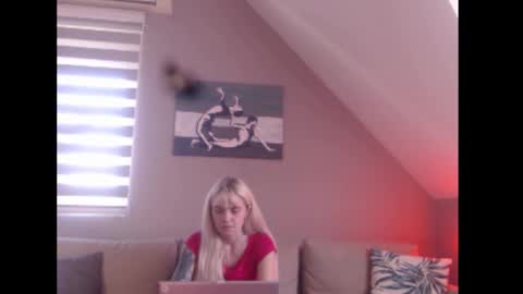 Snapshot of dreamcatcherfantasy chatting on 09/12/25, 07:19 A girl online show from 09/12/25, 07:19