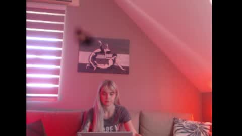 Snapshot of dreamcatcherfantasy chatting on 09/22/25, 07:10 A girl online show from 09/22/25, 07:10