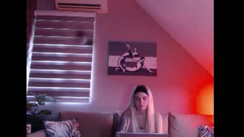 Snapshot of dreamcatcherfantasy chatting on 10/22/25, 07:19 A girl online show from 10/22/25, 07:19