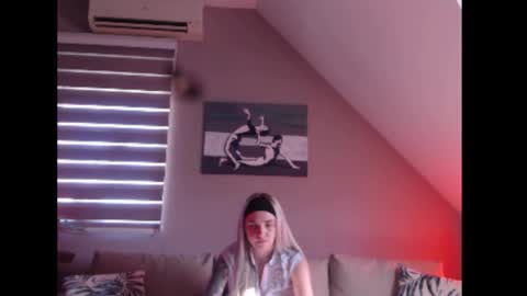 Snapshot of dreamcatcherfantasy chatting on 11/04/25, 09:52 A girl online show from 11/04/25, 09:52