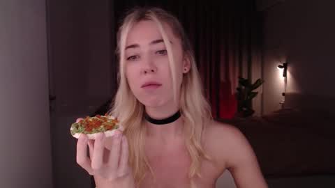 Snapshot of dreamcutiel123 chatting on 12/24/24, 08:11 Liza online show from 12/24/24, 08:11