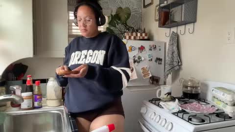 Snapshot of dreamyriri chatting on 10/07/25, 04:37 RIRI OR DREAMY online show from 10/07/25, 04:37