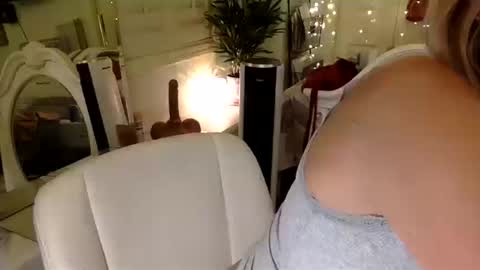 Snapshot of dripping_like_jane chatting on 10/14/25, 08:37 Bluejay0713 online show from 10/14/25, 08:37