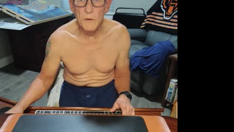 Snapshot of dubl55nikl chatting on 10/27/25, 02:32 DublNikl online show from 10/27/25, 02:32