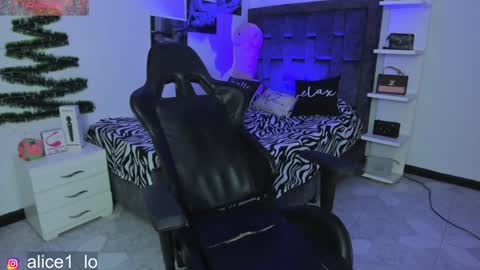 Snapshot of dulce_alice_ chatting on 01/07/25, 01:35  ALICE  online show from 01/07/25, 01:35