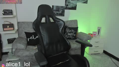 Snapshot of dulce_alice_ chatting on 01/27/25, 01:52  ALICE  online show from 01/27/25, 01:52