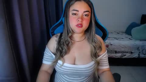 Snapshot of dumont_model chatting on 02/02/25, 09:40 Nicole   online show from 02/02/25, 09:40