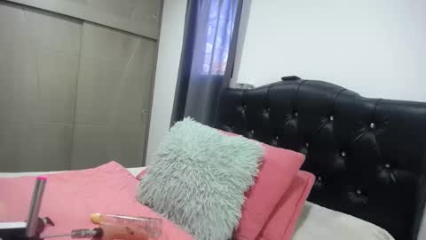 Snapshot of dumont_model chatting on 10/02/25, 09:44 Nicole   online show from 10/02/25, 09:44