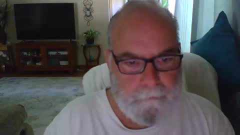 Snapshot of earl52 chatting on 06/04/26, 01:06 earl52 online show from 06/04/26, 01:06