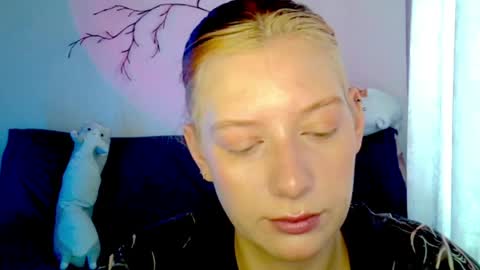 Snapshot of earn_my_lily chatting on 04/18/26, 07:01 Lily online show from 04/18/26, 07:01