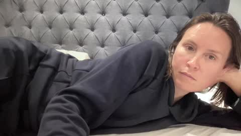 Snapshot of eatmypie69 chatting on 10/04/25, 06:50 Nadia Ferreira  online show from 10/04/25, 06:50