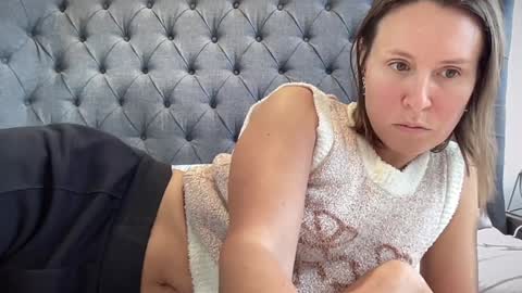 Snapshot of eatmypie69 chatting on 10/15/25, 08:47 Nadia Ferreira  online show from 10/15/25, 08:47