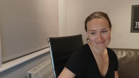 Nadia Ferreira  online show from 05/18/26, 08:58
