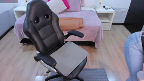 ebony_fantasy2 online show from 10/21/25, 12:06