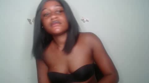 Snapshot of ebony_fatass chatting on 10/01/25, 10:27 Ella online show from 10/01/25, 10:27