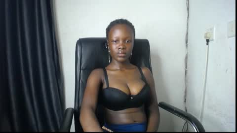 Snapshot of ebony_petitegirl chatting on 06/27/26, 08:03 Lilly online show from 06/27/26, 08:03