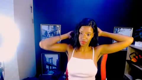 Snapshot of ebonybae21 chatting on 10/16/25, 09:05 emma online show from 10/16/25, 09:05