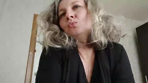 Snapshot of edithmanning chatting on 05/11/26, 02:45 edithmanning online show from 05/11/26, 02:45