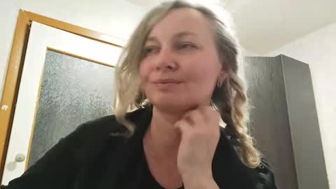 Snapshot of edithmanning chatting on 05/13/26, 06:05 edithmanning online show from 05/13/26, 06:05