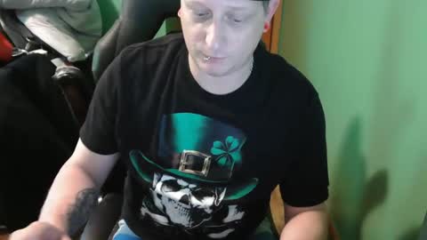 Snapshot of edwardaims_2please chatting on 05/17/26, 01:40 edwardaims_2please online show from 05/17/26, 01:40