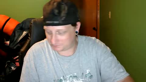 Snapshot of edwardaims_2please chatting on 06/11/26, 02:33 edwardaims_2please online show from 06/11/26, 02:33