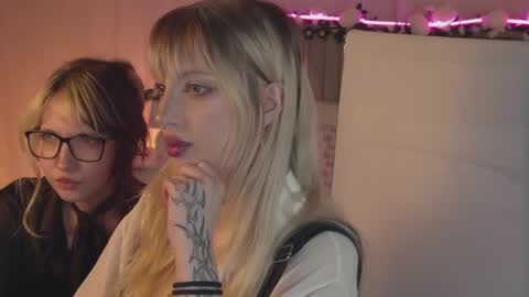 Snapshot of eevamarie chatting on 04/19/26, 04:17 EVA NON NUDE online show from 04/19/26, 04:17