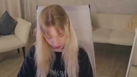 Snapshot of eevamarie chatting on 05/19/26, 04:24 EVA NON NUDE online show from 05/19/26, 04:24