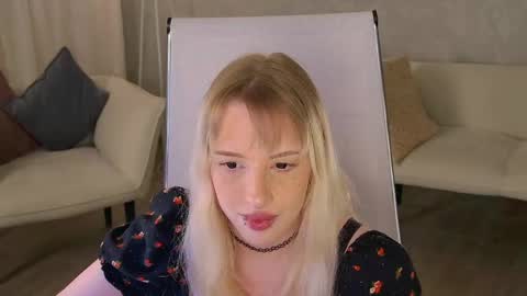 Snapshot of eevamarie chatting on 05/20/26, 04:35 EVA NON NUDE online show from 05/20/26, 04:35