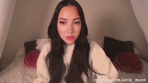 Snapshot of eevie_moon chatting on 12/05/24, 08:00 eevie online show from 12/05/24, 08:00