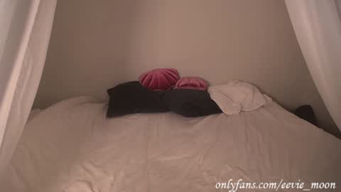 Snapshot of eevie_moon chatting on 01/17/25, 05:21 eevie online show from 01/17/25, 05:21