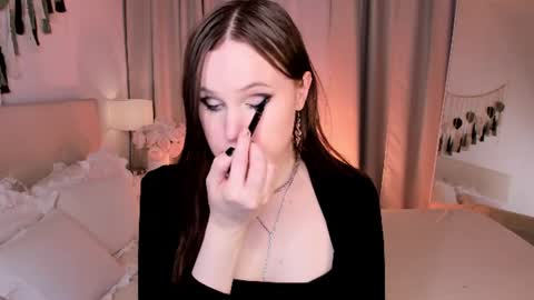 Snapshot of effiemur chatting on 06/19/26, 10:13 Effie Mur online show from 06/19/26, 10:13