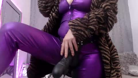 Snapshot of eileenqueen23 chatting on 03/13/26, 02:45 Eileen online show from 03/13/26, 02:45