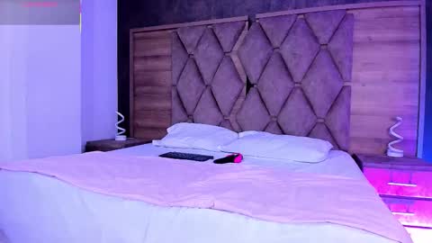 YG COUPLE online show from 12/17/25, 08:59