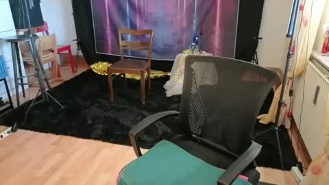 Snapshot of einfach_dani chatting on 12/16/25, 10:20 einfach_dani online show from 12/16/25, 10:20