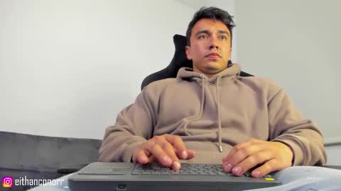 Snapshot of eithanconor1 chatting on 10/19/25, 02:56 EITHAN CONOR online show from 10/19/25, 02:56