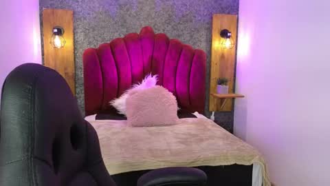 Elaia online show from 11/21/25, 03:27