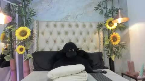 Snapshot of elaine6 chatting on 10/30/25, 08:53 eli online show from 10/30/25, 08:53