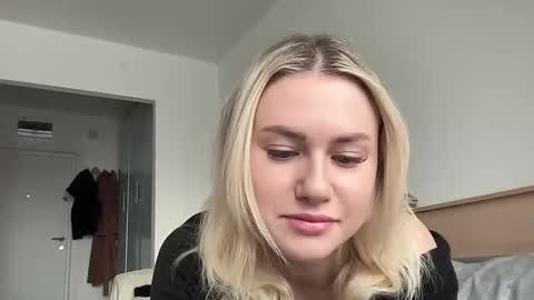 elaraluxxxe online show from 02/19/25, 11:06
