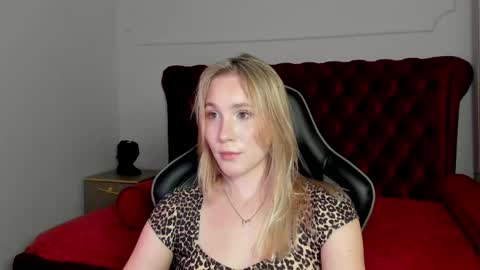 Snapshot of elaravoltage chatting on 05/14/26, 05:20 elaravoltage online show from 05/14/26, 05:20