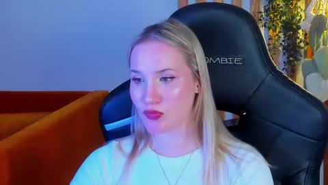 Snapshot of elaravoltage chatting on 06/11/26, 12:32 elaravoltage online show from 06/11/26, 12:32
